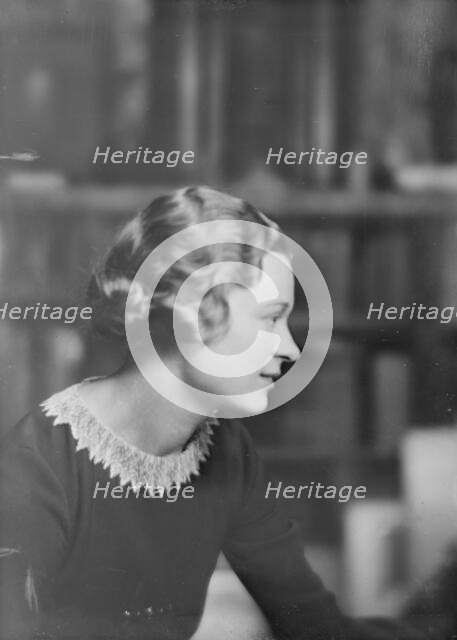 Miss Kervin, portrait photograph, 1918 June. Creator: Arnold Genthe.