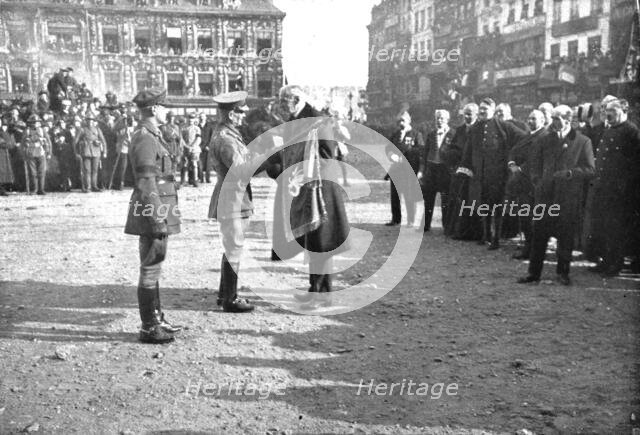 ''L'entrée Solennelle de Britanniques a Lille; Le maire, M. Delesalle, remet au..., 1918. Creator: Unknown.