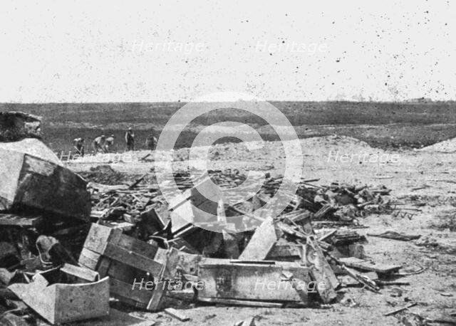 'Derriere la bataille, au Sud de la Somme: avant, pendant et apres une attaque..', 1916. Creator: Unknown.