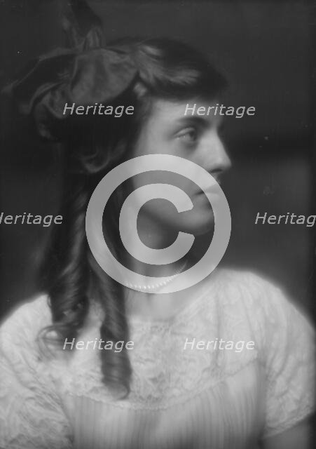 Graves, Antoinette, Miss, portrait photograph, 1913. Creator: Arnold Genthe.