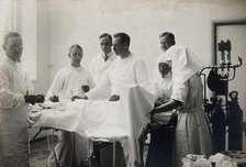 Einar Key (fourth from left), a Swedish surgeon, in an operating theatre..., c1910. Creator: Unknown.