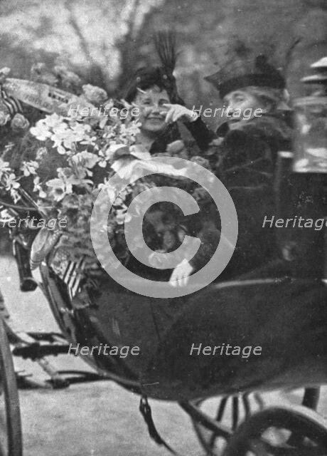 'Les chefs d'etat Allies a Paris; Mme Wilson dans sa victoria fleurie; devant elle..., 1918. Creator: Unknown.