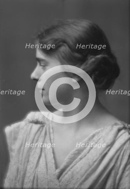 Isadora Duncan dancer, portrait photograph, between 1915 and 1923. Creator: Arnold Genthe.