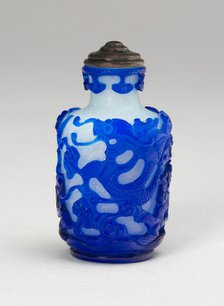 Snuff Bottle with Two Five-Clawed Dragons above Waves, Qing dynasty (1644-1911), 1790-1850. Creator: Unknown.