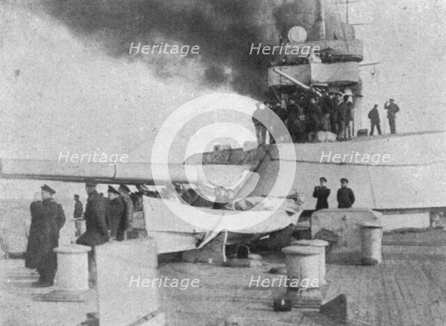 'Le nouveau superdreadnought "Imperatrice-Marie"; Les officiers observent les effets..., 1915. Creator: Unknown.