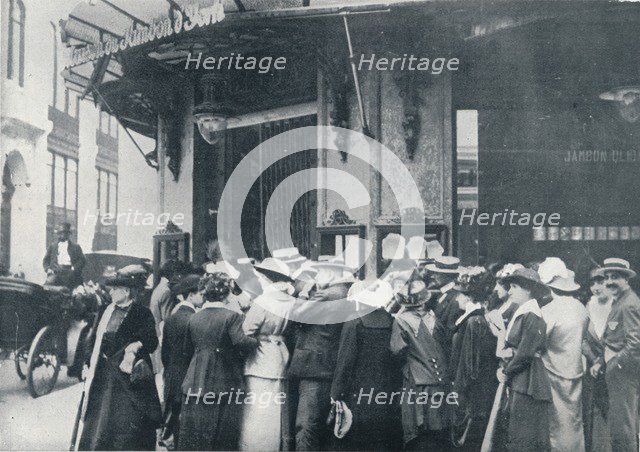 Outside one of the Paris provision storeswhen a siege of the city was feared', c1914. Artist: Unknown