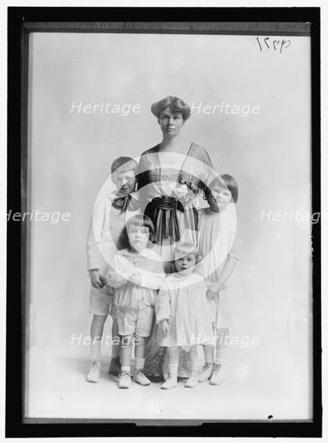 Unidentified Family, between 1916 and 1918. Creator: Harris & Ewing.