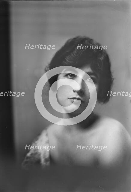Miss Lindsay Herald, portrait photograph, 1919 Oct. 4. Creator: Arnold Genthe.