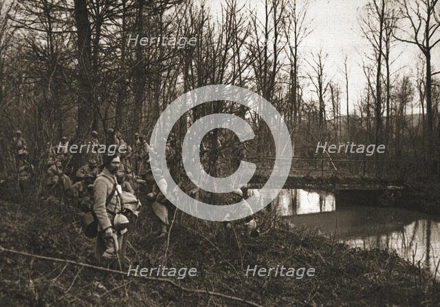 'Dans la Bataille; La protection de la voie ferree Amiens-Paris: un section d'infanterie..., 1918. Creator: Unknown.