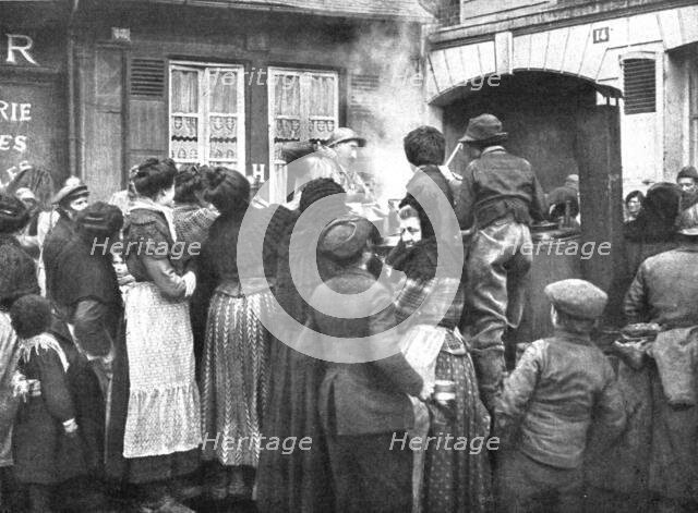 'De la joie pour Tous; On a enfincesse de souffrir de la faim: a Noyon, la population se presse aux  Creator: Unknown.