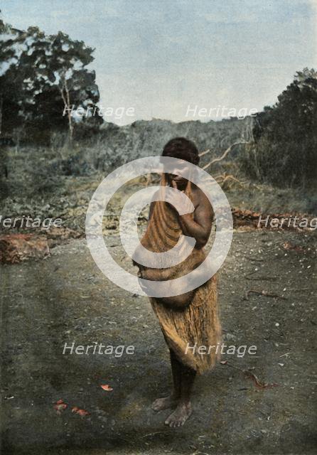 'Femme Australienne Portant Son Enfant', (Australian Woman Carrying her Child), 1900. Creator: Unknown.