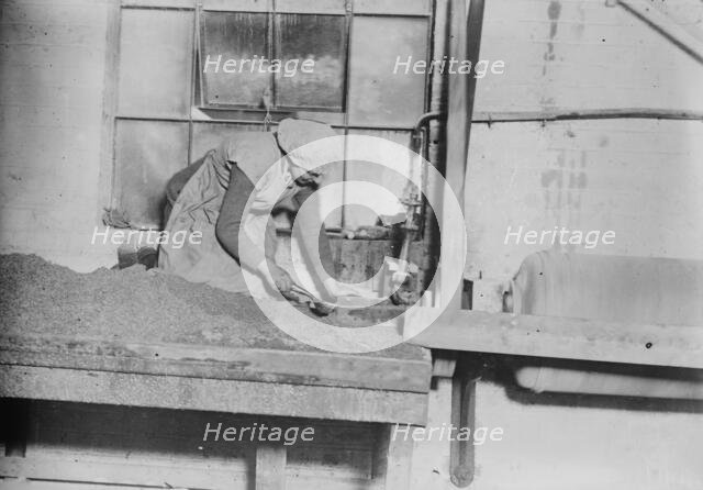 English women sifting steel grit, between c1915 and 1918. Creator: Bain News Service.