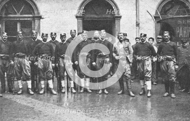 'Le front de Macedoine; des troupes serbes, deja reconstituees, auxquelles sont..., 1916. Creator: Unknown.