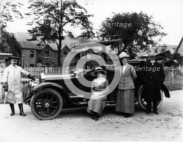 People with a 1914 Singer. Artist: Unknown