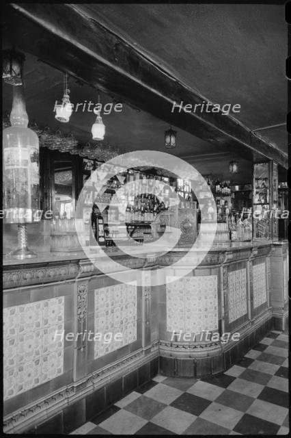 Whitelock's Public House, 8 Turk's Head Yard, Leeds, West Yorkshire, c1955-c1980. Creator: Ursula Clark.