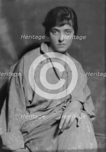 Eyre, Elizabeth, Miss, portrait photograph, 1915 Jan. 9. Creator: Arnold Genthe.