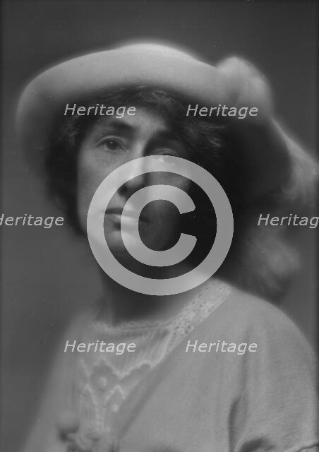 Craig, Anna T., Mrs., portrait photograph, 1913. Creator: Arnold Genthe.