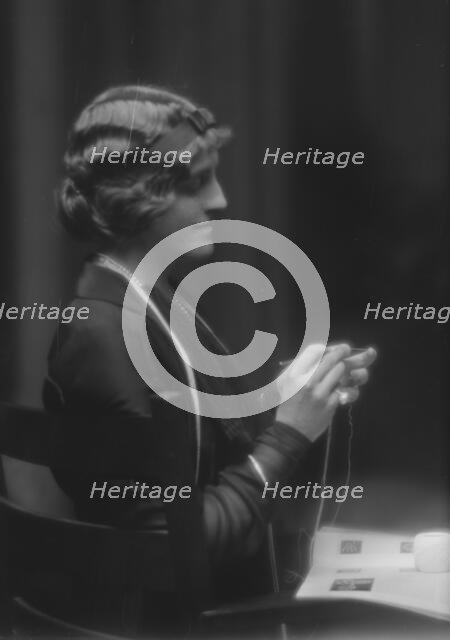 Graves, L.W., Mrs., portrait photograph, 1913. Creator: Arnold Genthe.