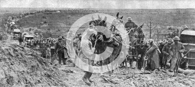 ''Les Americains dans le Saillant de Saint-Mihiel; Un convoi de munitions franchissant..., 1918. Creator: Unknown.