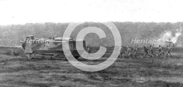 'De la Picardie au Chemin des Dames; un char d'assaut au milieu d'une vague d'infanterie', 1918. Creator: Unknown.