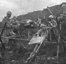 'Offensive en Artois; Apres la prise de Souchez: une halte sur la pente de la cote...1915 (1924). Creator: Unknown.