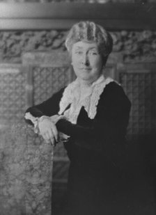 Truesdale, W.H., Mrs., portrait photograph, 1915. Creator: Arnold Genthe.