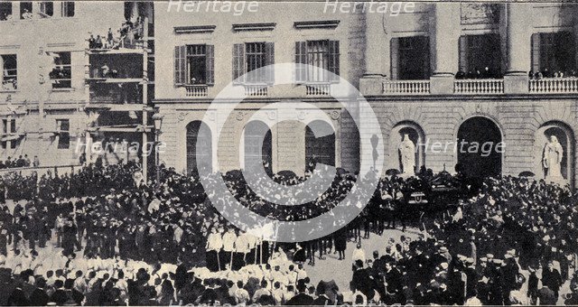 Mass burial of Mosén Jacinto Verdaguer at the exit from the City Council of Barcelona, June 1902.