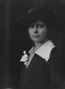 Sweeney, Miss, portrait photograph, 1916. Creator: Arnold Genthe.