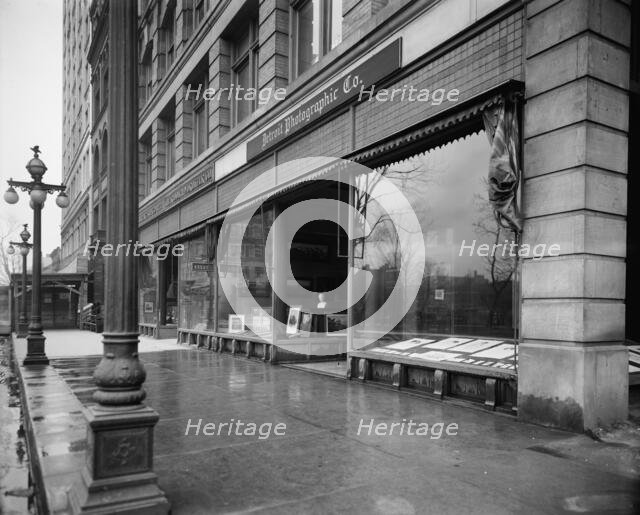 Detroit Photographic Company galleries, Detroit, Mich., between 1905 and 1915. Creator: Unknown.