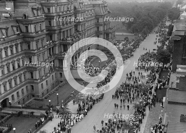 Confederate Reunion - Parade, 1917. Creator: Harris & Ewing.
