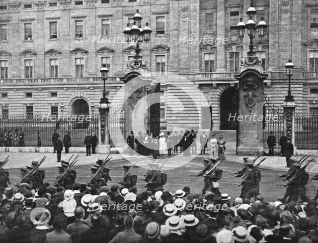 'La cooperation Britannique', 1914. Creator: Unknown.