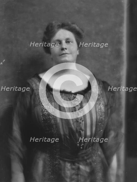 Spencer, H.K., Mrs., portrait photograph, 1915. Creator: Arnold Genthe.
