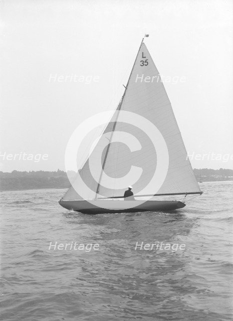 The 6 Metre 'Lanka' sailing close-hauled, 1914. Creator: Kirk & Sons of Cowes.