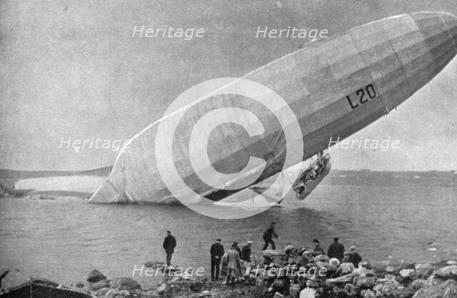 'Echoue sur la cote Norvegienne; En derivant, le zeppelin est venu a la cote; dans la chute, sa nace Creator: Unknown.