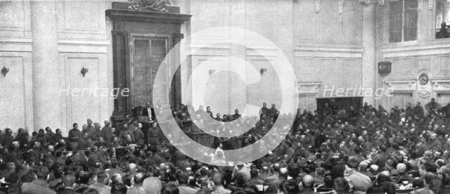'Au Palais de Tauride; Le bureau du Conseil des delegues ouvriers et soldats, pendant..., 1917. Creator: Unknown.