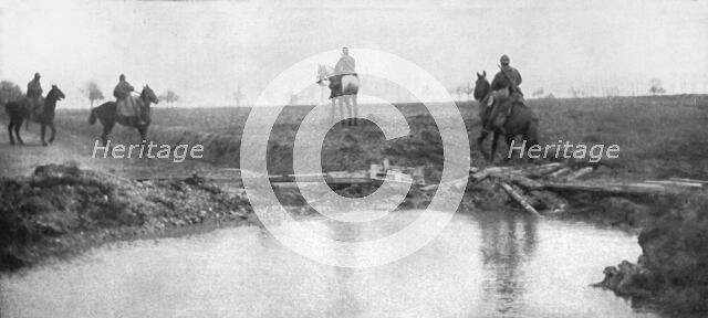 'L'avance Francaise; Une avant-garde de cavalerievient de contourner un veritable etang qui coupe la Creator: Unknown.