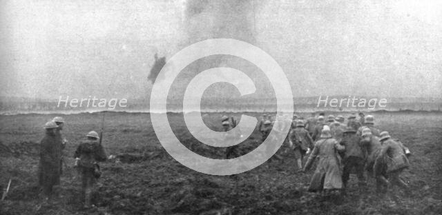 'Sur le front occidental: la prise de la Crete de Vimy; Prisonniers allemands traversant..., 1917. Creator: Unknown.