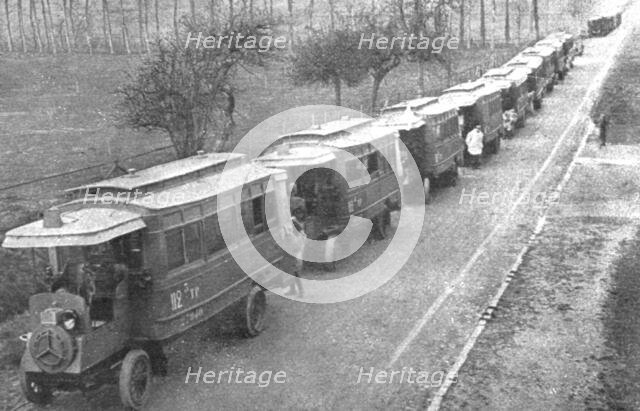 'Au Volant; les autobus de Paris affectes aux transports de troupes', 1918. Creator: Unknown.