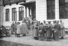 'Aux armees Roumaines ; Officiers roumains interrogeant des prisonniers autrichiens', 1916. Creator: Unknown.