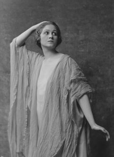 Kratzet, T., Miss, portrait photograph, 1917. Creator: Arnold Genthe.