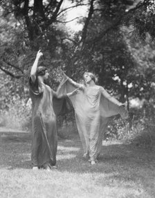 Wanger, Beatrice, Miss, and Miss Solveig Hornbeck, 1921 June 21. Creator: Arnold Genthe.