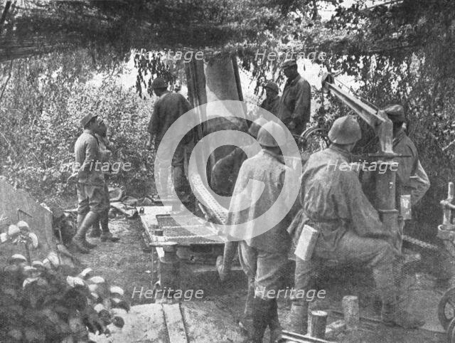 ''La Bataille de la Somme; manoeuvre d'une piece de 280', 1916. Creator: Unknown.