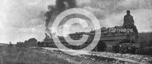 ''La Bataille de la Somme; Projectiles d'artillerie lourde transportes vers le front', 1916. Creator: Unknown.
