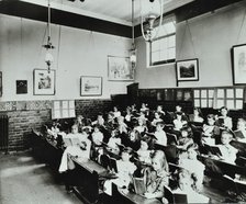 Class reading from books, Southfields Infants School, Wandsworth, London, 1907. Artist: Unknown.