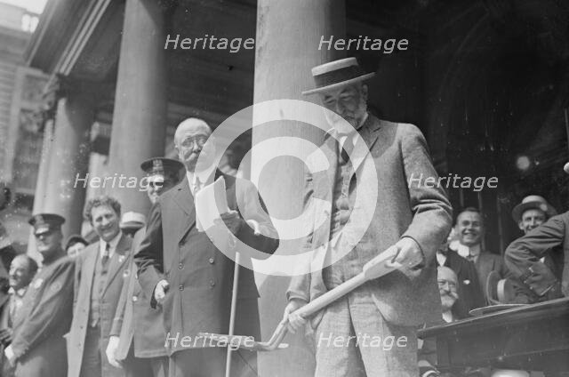 Ross Appleton notifies Gaynor, 1913. Creator: Bain News Service.