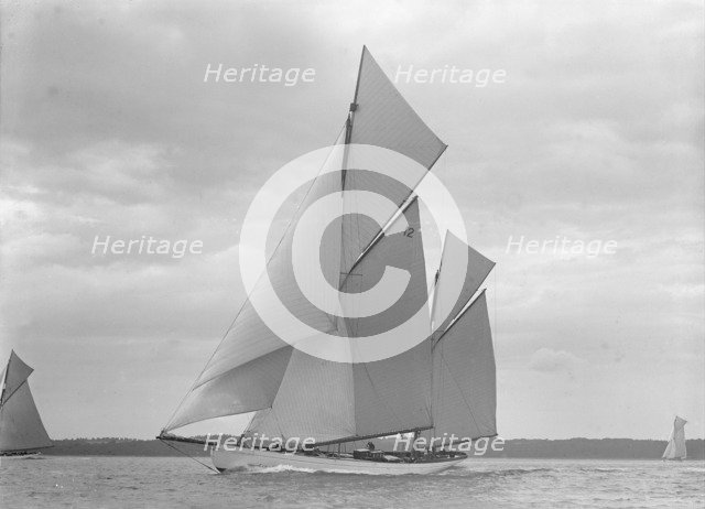 The 118 foot racing yacht 'Cariad' sailing close-hauled, 1911. Creator: Kirk & Sons of Cowes.