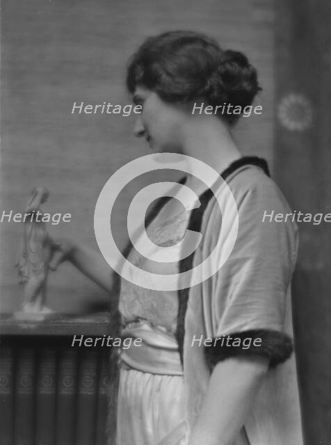 Field, Marshall, Mrs. (Miss Evelyn Marshall), portrait photograph, 1914 Dec. 15. Creator: Arnold Genthe.