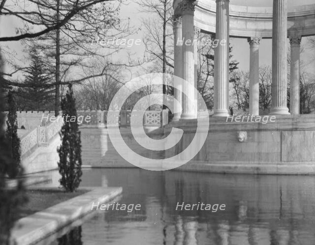 Untermeyer [i.e. Untermyer] garden, 1917 Creator: Arnold Genthe.