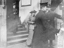 'Slasher' Mary Richardson leaving court, 1914. Artist: Unknown