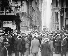 Crowd waiting for Gibson, 1912. Creator: Bain News Service.